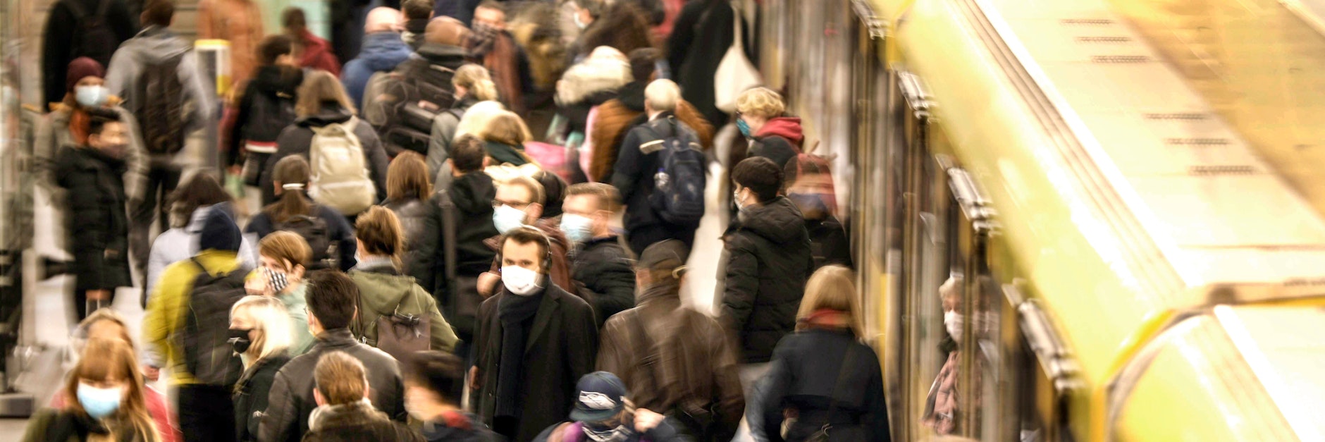 Viele Menschen sind trotz Lockdown unterwegs - und nicht alle tragen vorbildlich Masken.