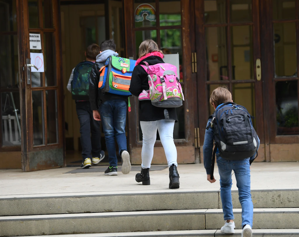 Video: Lehrer singen für Schüler Take-That-Song „Back for Good“
