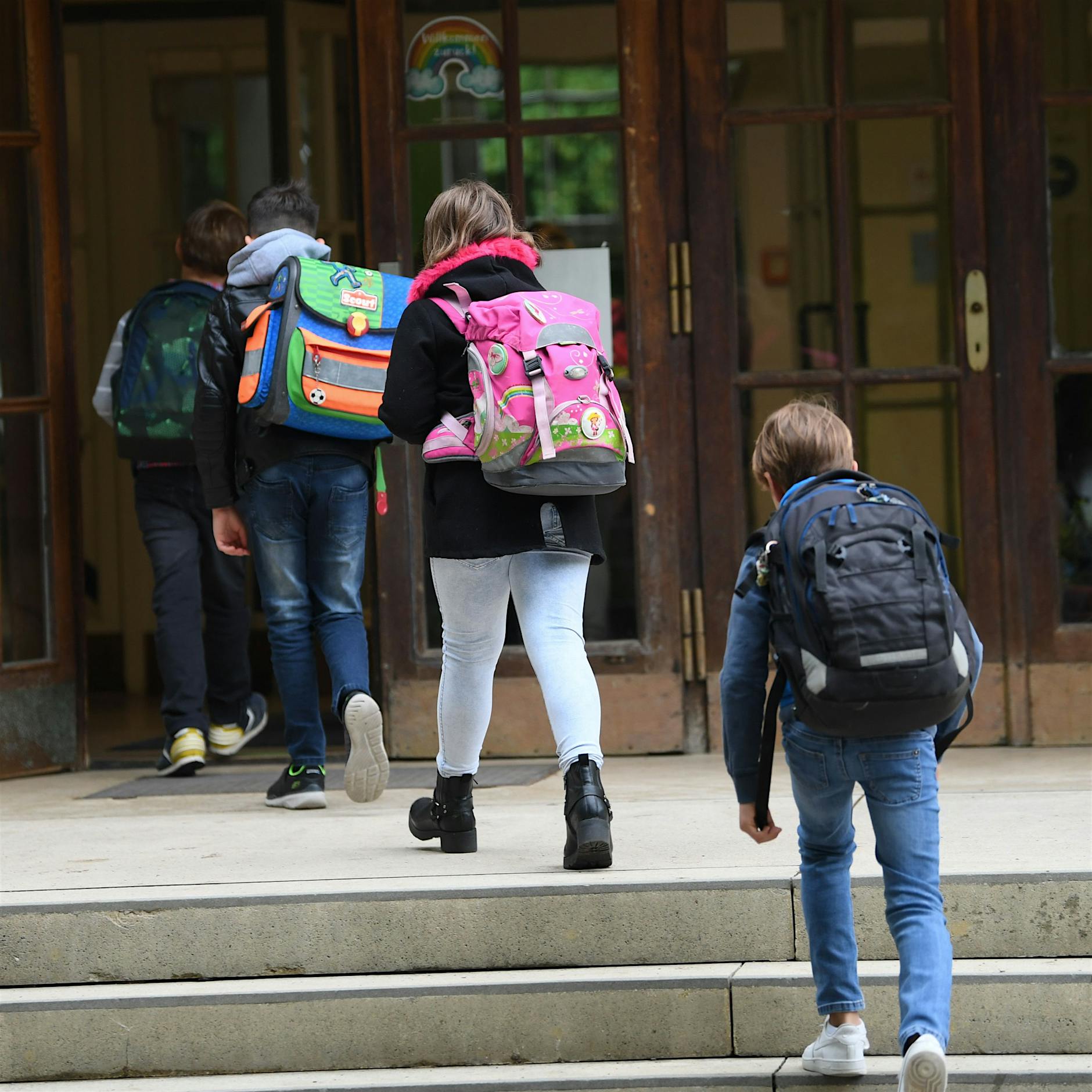 Video: Lehrer singen für Schüler Take-That-Song „Back for Good“