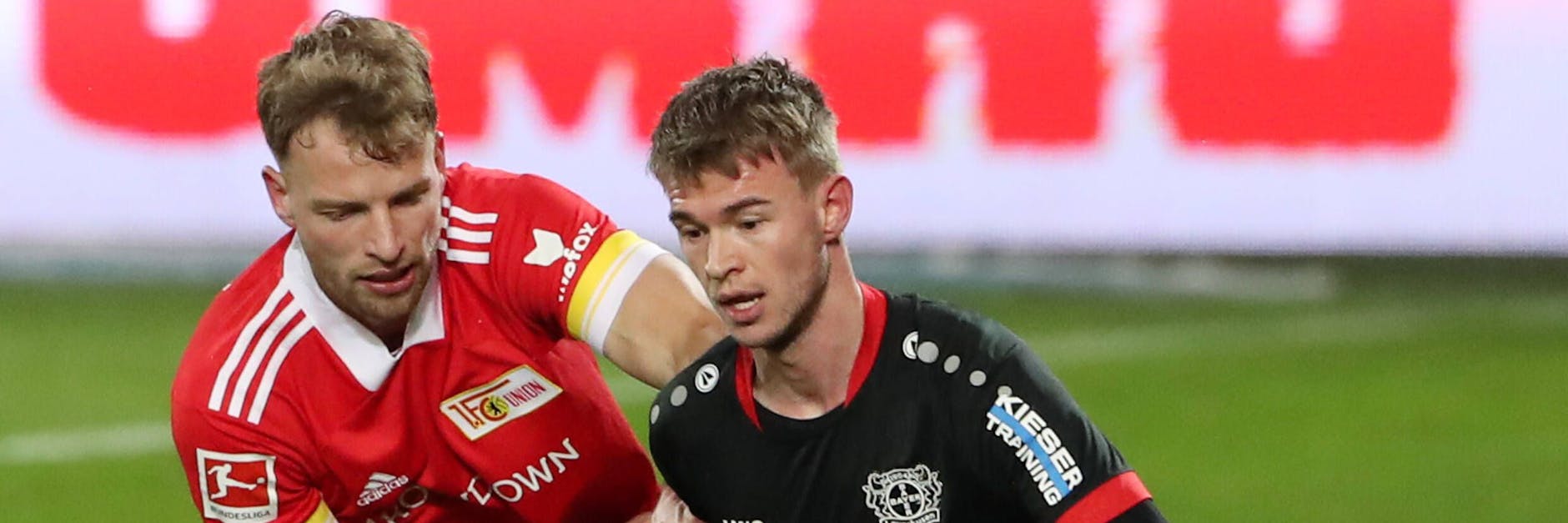 Noch sind sie Gegner, werden sie ab dem Sommer Kollegen? Unions Marvin Friedrich – hier im Duell mit Leverkusens Daley Sinkgraven – wird von Bayer heftig umworben.