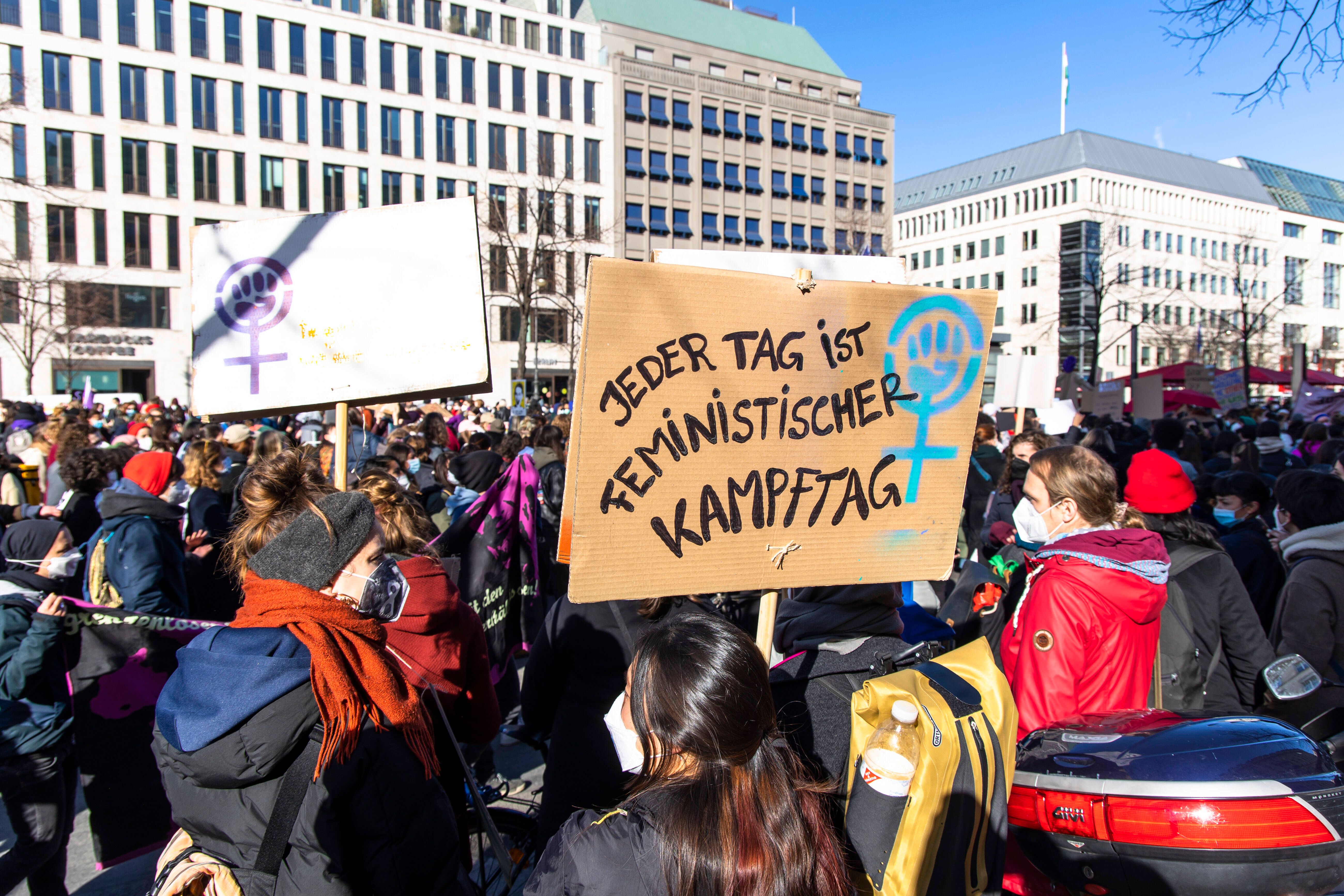 die frau am brandenburger tor