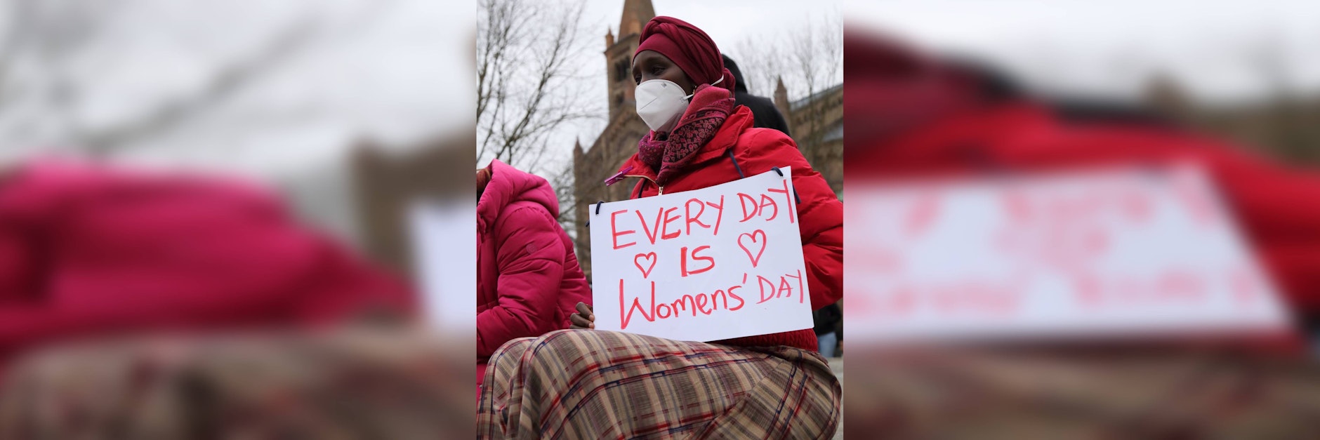 Auf einer Demo in Potsdam demonstriert eine Frau mit einem Schild auf dem steht: Jeden Tag ist Frauentag.