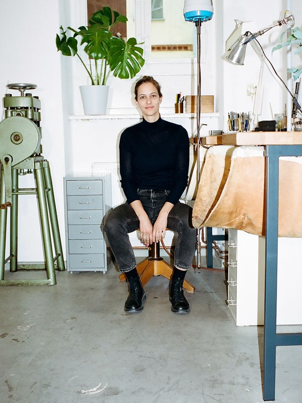 Alles handgemacht und ökologisch durchdacht: Johanna Gauder vom gleichnamigen Label in ihrem Berliner Atelier.