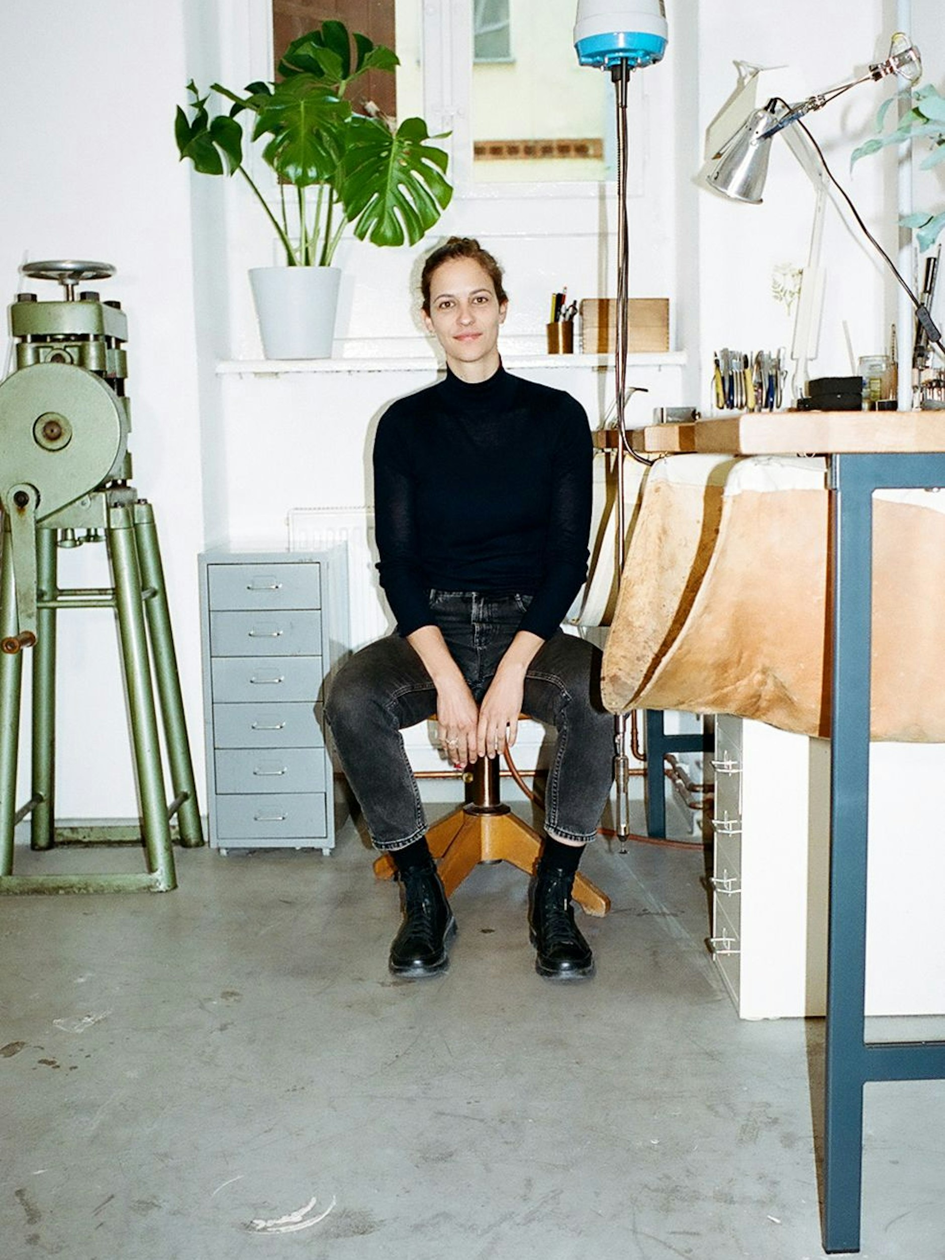 Alles handgemacht und ökologisch durchdacht: Johanna Gauder vom gleichnamigen Label in ihrem Berliner Atelier.