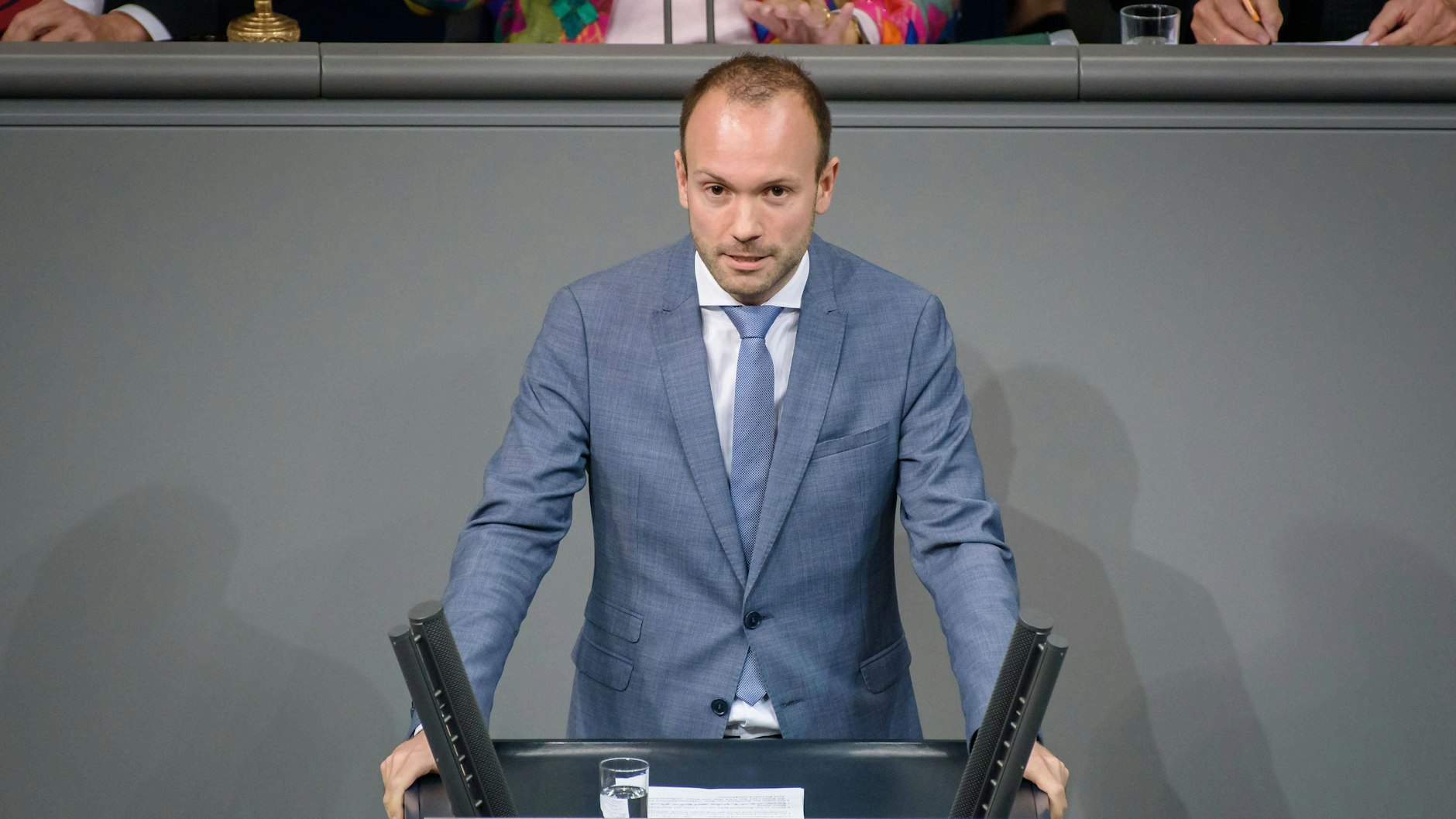 Der CDU-Politiker Nikolas Löbel hat sein Mandat am Montag niedergelegt und ist jetzt auch aus der CDU ausgetreten.