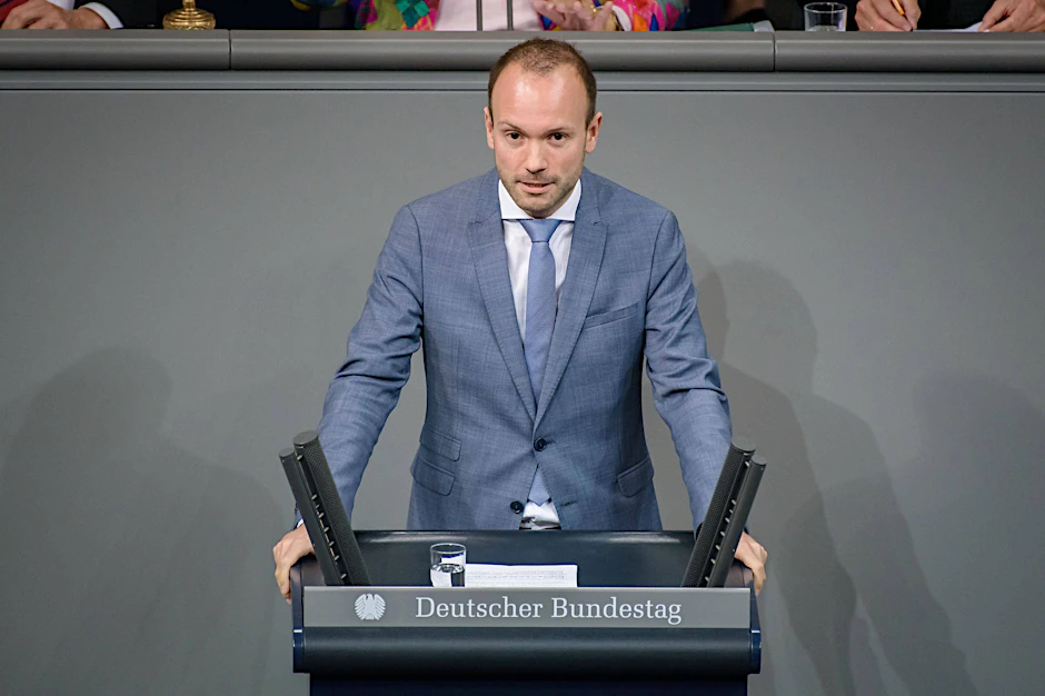 Der CDU-Politiker Nikolas Löbel hat sein Mandat am Montag niedergelegt und ist jetzt auch aus der CDU ausgetreten.