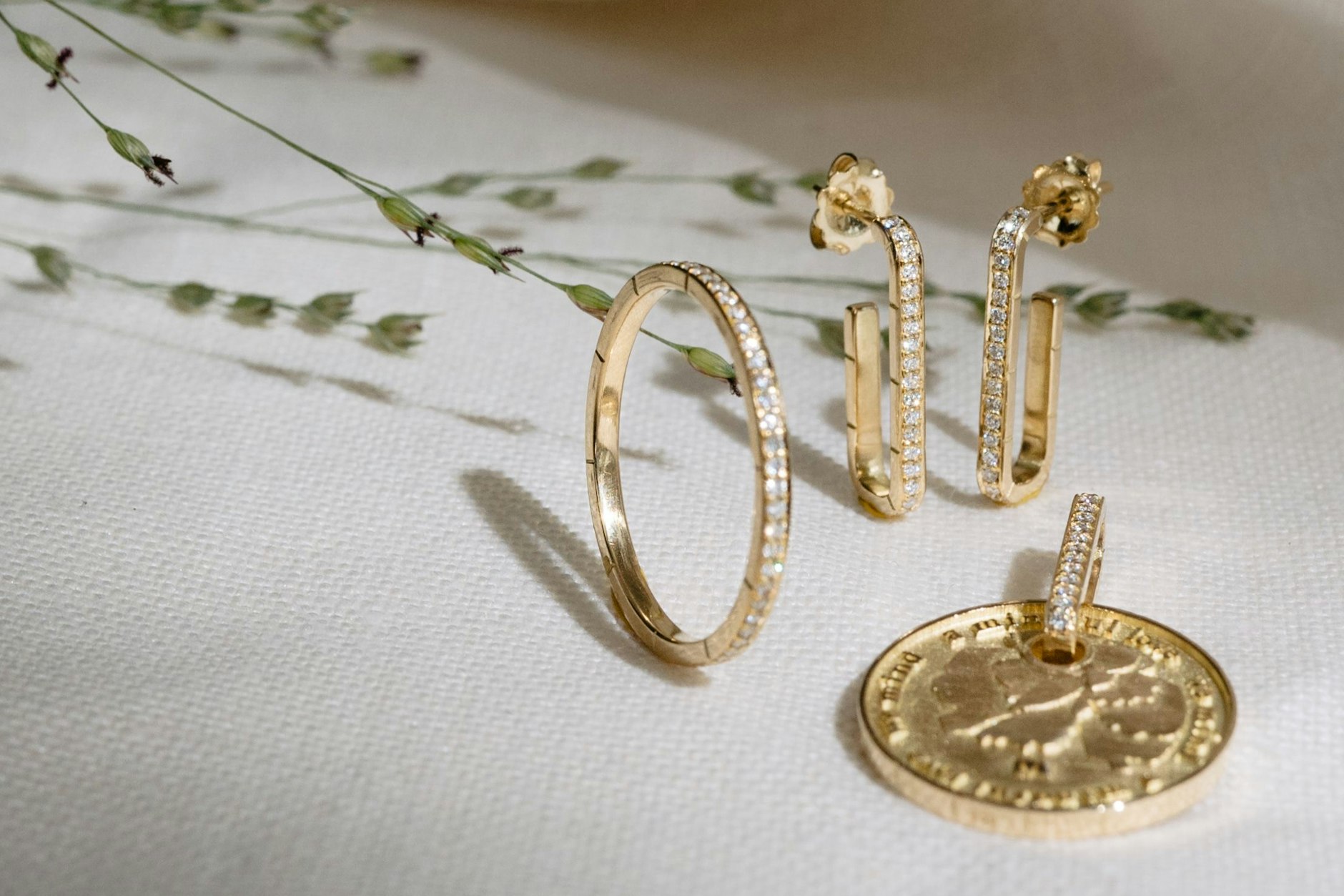 Schön erschwinglich und garantiert kein schlechtes Gewissen: Schmuck von Maren Jewellery. Ring „Wilderness Eternity“ mit laborgezüchteten Diamanten, um 1.990 Euro.