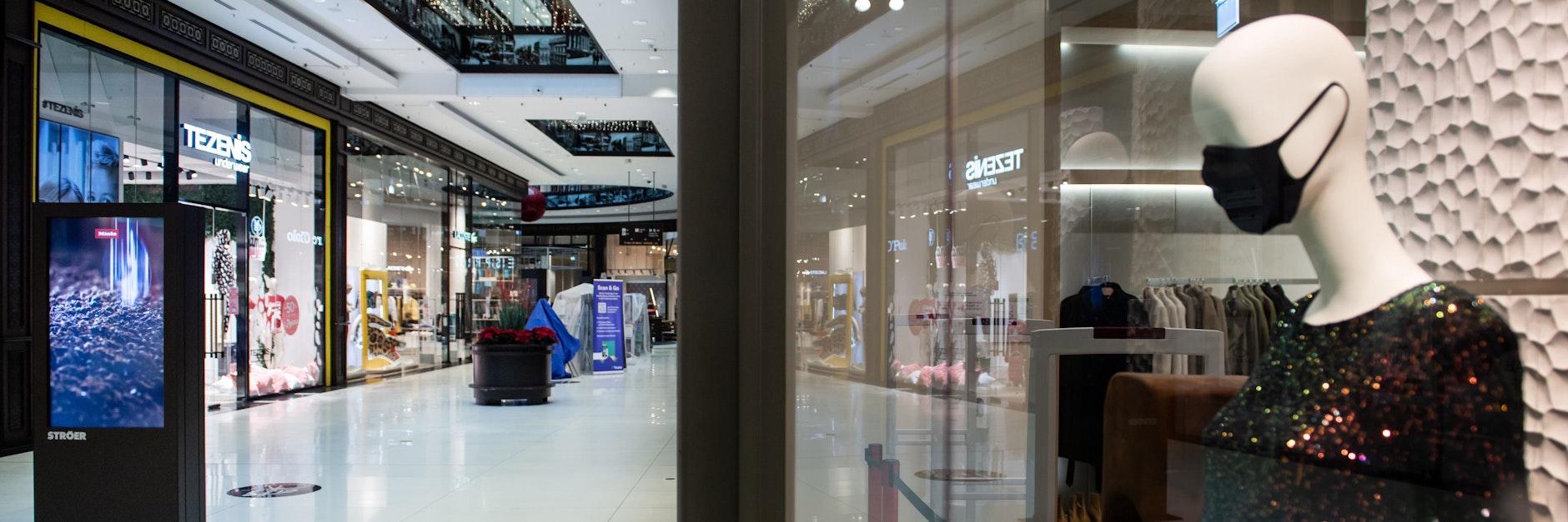 In der Mall of Berlin trägt eine Schaufensterpuppe einen Mundschutz.