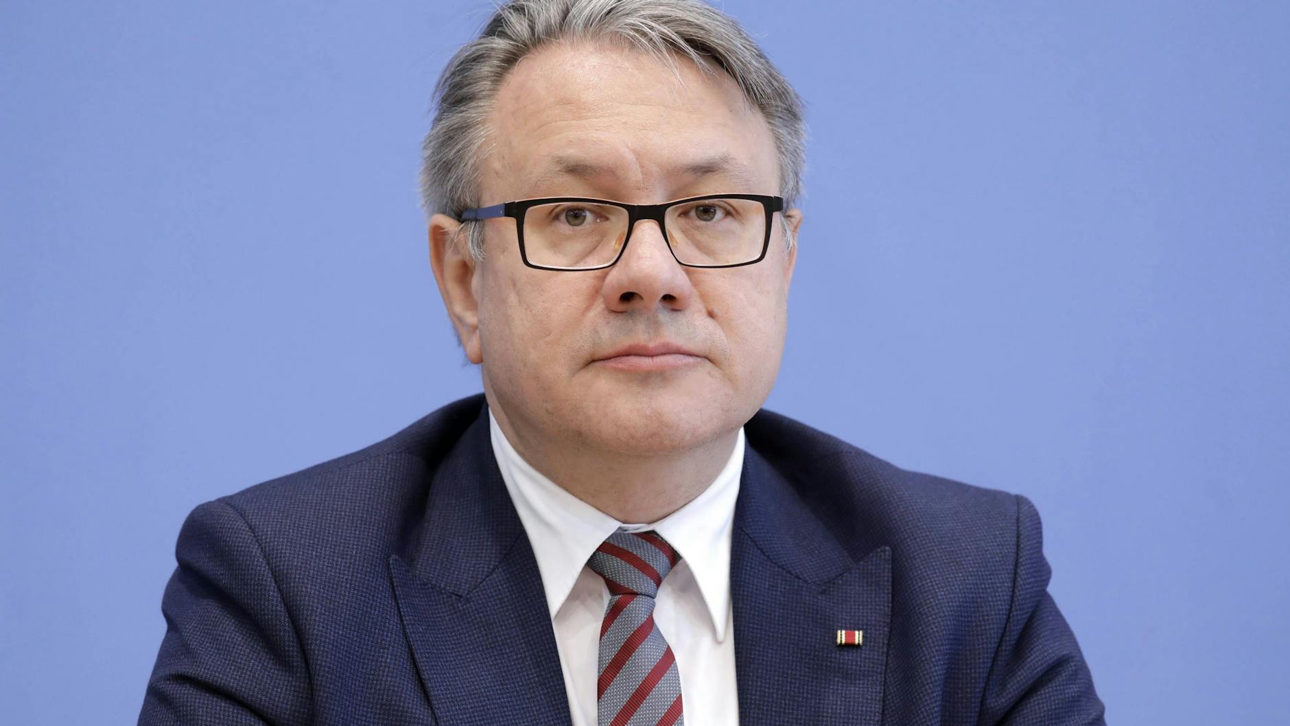 Georg Nüßlein weist alle Vorwürfe zurück, verließ aber die Unionsfraktion und jetzt auch die CSU. Die Staatsanwaltschaft München ermittelt wegen Bestechlichkeit gegen ihn.