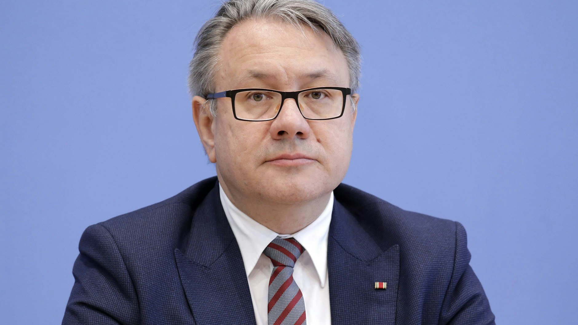 Georg Nüßlein weist alle Vorwürfe zurück, verließ aber die Unionsfraktion und jetzt auch die CSU. Die Staatsanwaltschaft München ermittelt wegen Bestechlichkeit gegen ihn.