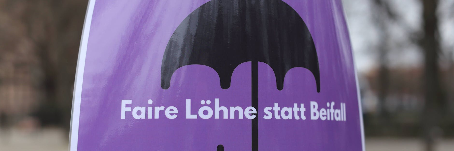 Das Plakat, bei einer feministischen Demo gezeigt, weist auf die unterschiedliche Entlohnung von Männern und Frauen hin.