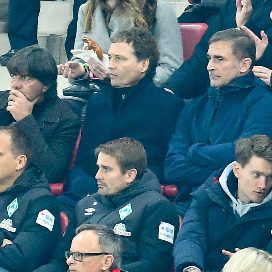 Joachim Löw zusammen mit Marcus Sorg und Stefan Kuntz beim Betrachten eines Ligaspiels.