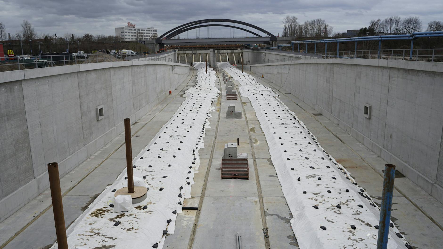 Unten durch statt oben drüber: Ein großer Teil der Autobahn von Neukölln nach Treptow wird in einer Trogstrecke verlaufen. Hier ein Bild vom Baugeschehen 2019.