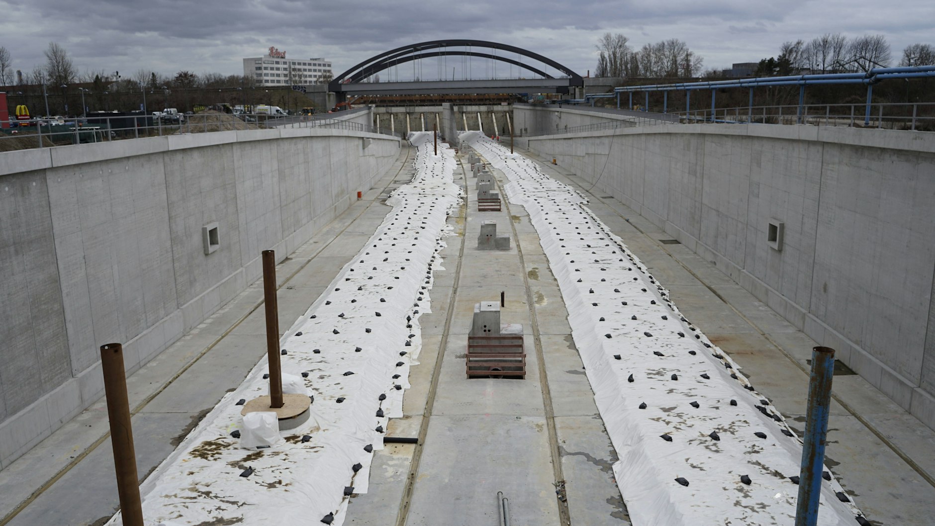 Unten durch statt oben drüber: Ein großer Teil der Autobahn von Neukölln nach Treptow wird in einer Trogstrecke verlaufen. Hier ein Bild vom Baugeschehen 2019.