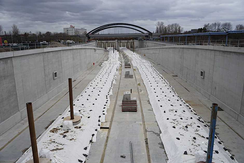 Unten durch statt oben drüber: Ein großer Teil der Autobahn von Neukölln nach Treptow wird in einer Trogstrecke verlaufen. Hier ein Bild vom Baugeschehen 2019.