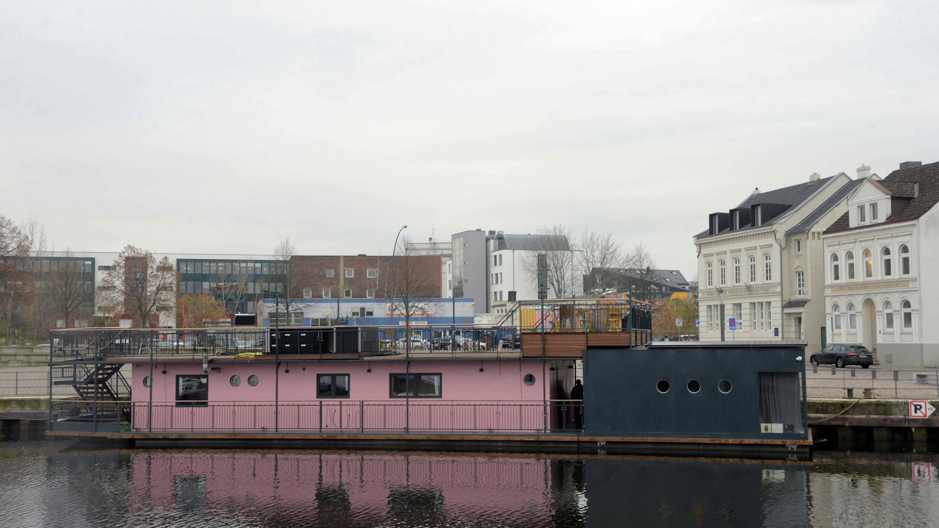 Dieses Hausboot von Gunter Gabriel haben Olli Schulz und Fynn Kliemann 2018 gekauft und in zwei Jahren komplett renovieren lassen. 