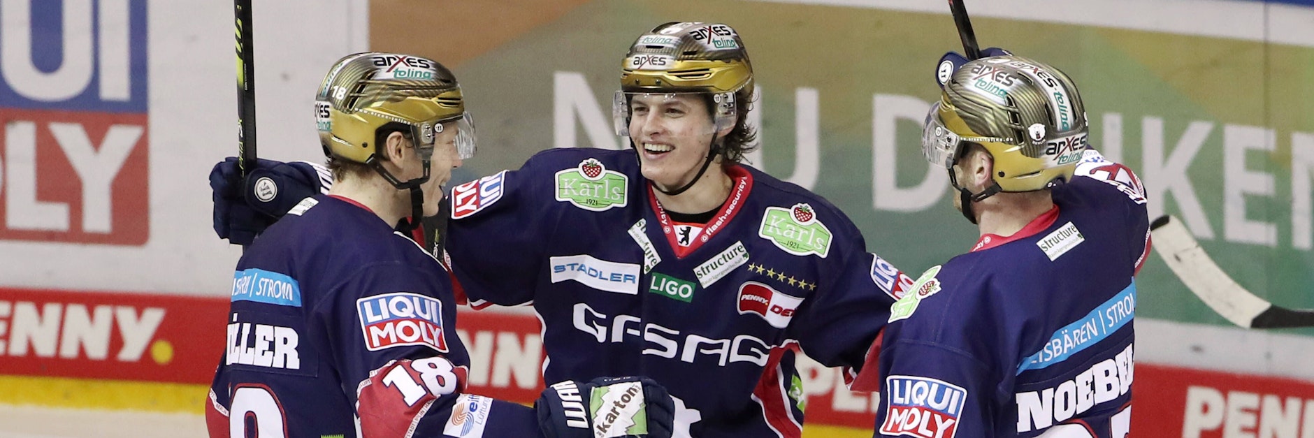 Lukas Reichel (M.) und die Kollegen haben bislang eine blütenweiße Weste gegen die Kölner Haie.