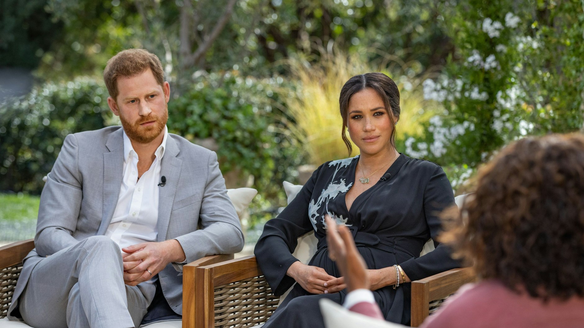 Prinz Harry und seine Ehefrau Herzogin Meghan gaben Talkmasterin Oprah Winfrey ein Interview, in dem sie schwere Vorwürfe gegen die Royals erhoben. Foto: Joe Pugliese/Harpo Productions/PA Media/dpa