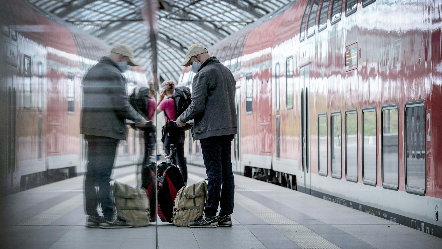 Reisende am Hauptbahnhof.