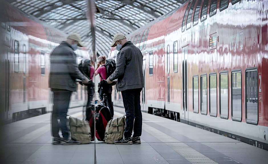 Reisende am Hauptbahnhof.
