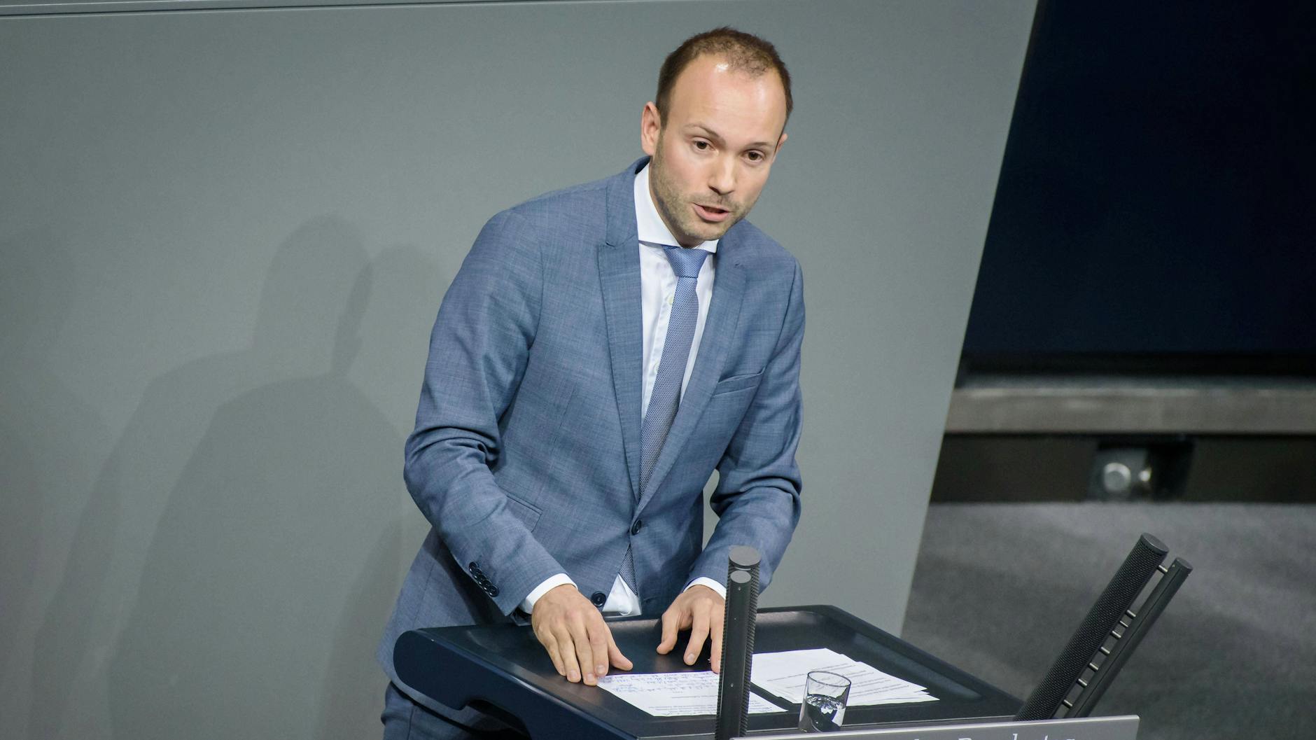 Nikolas Löbel am Rednerpult im Bundestag. Dieses Bild wird es so nicht mehr geben. 
