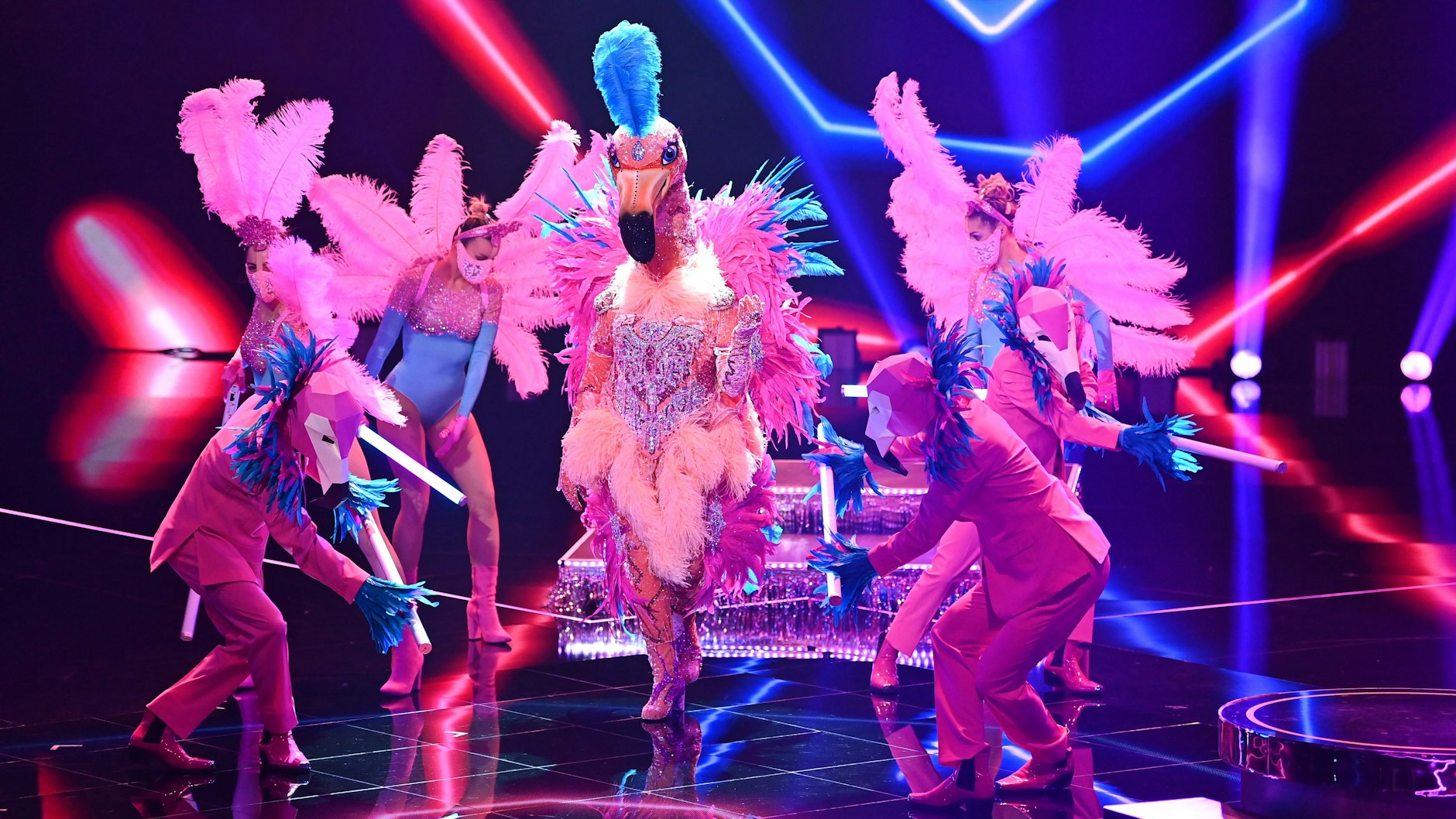 Ist noch im Rennen bei „The Masked Singer“: der Flamingo.