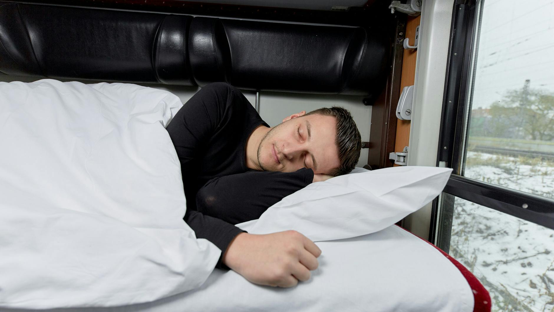 Im Schlaf unterwegs: ein Reisender in einem Schlafwagen des tschechischen Unternehmens RegioJet.