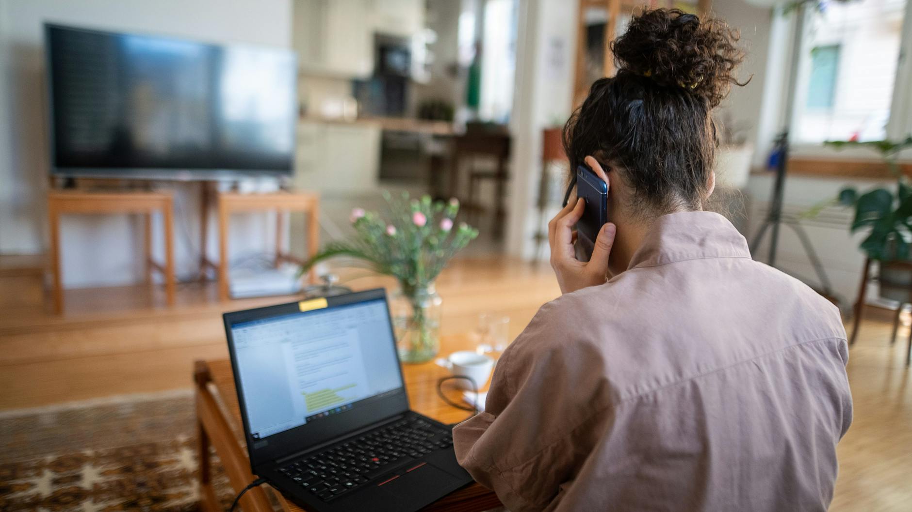 Das Homeoffice ist für viele Deutsche seit Monaten Alltag – allerdings könnten weit mehr Menschen mobil arbeiten, sagen Wirtschaftsforscher (Symbolbild).