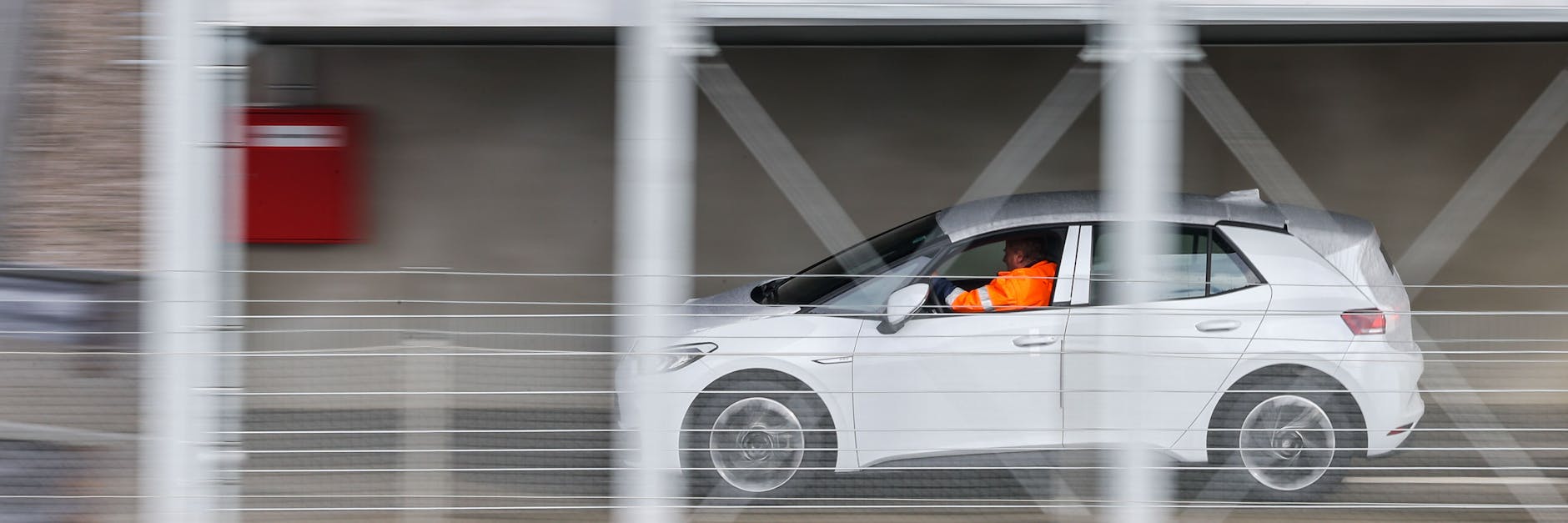 Der Volkswagen-Konzern will sich angeblich in Voltswagen umbenennen: Dieser Scherz könnte dem Autoriesen noch teuer zu stehen kommen.