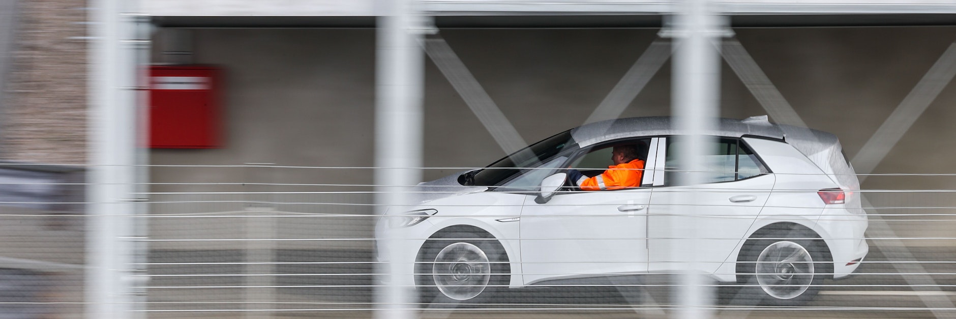 Der Volkswagen-Konzern will sich angeblich in Voltswagen umbenennen: Dieser Scherz könnte dem Autoriesen noch teuer zu stehen kommen.