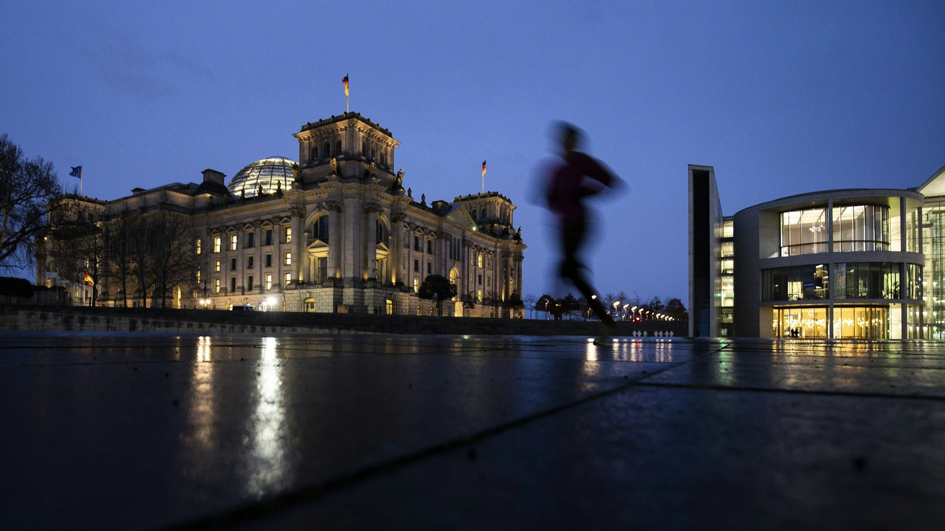In Berlin dürfen die Menschen ab Freitag nachts nur noch allein oder zu zweit im Freien sein.