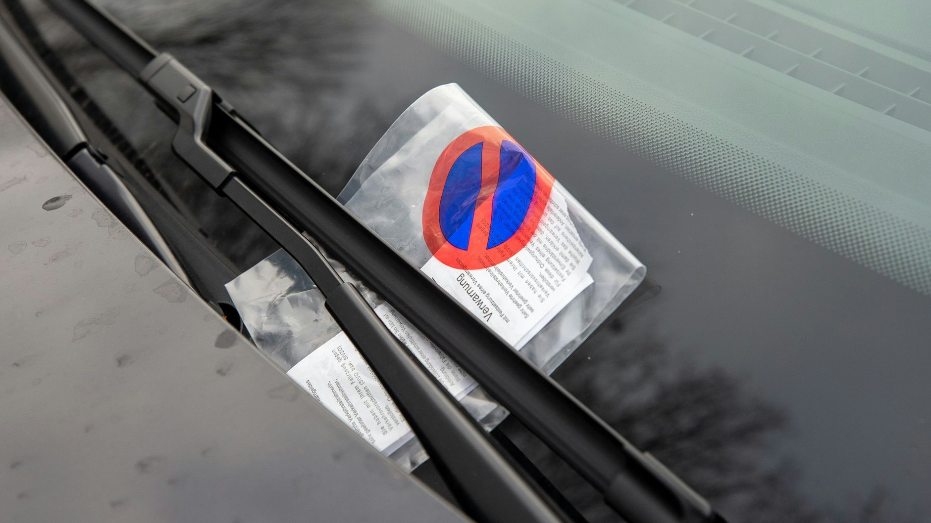 Genaues Hinschauen beim Parken in einer Kreuzung kann ein teures Knöllchen verhindern.