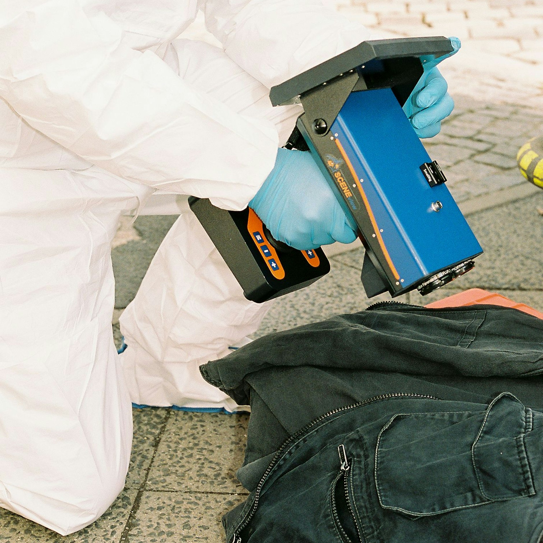 Mit einer Infrarotkamera können Blutspuren sichtbar gemacht werden.