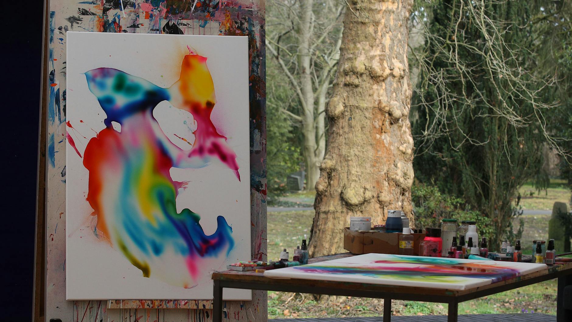 Mit Aussicht auf Grabsteine. Die farbenfrohen Bilder vom Miriam Smidt feiern das Leben, mitten auf einem Friedhof. 