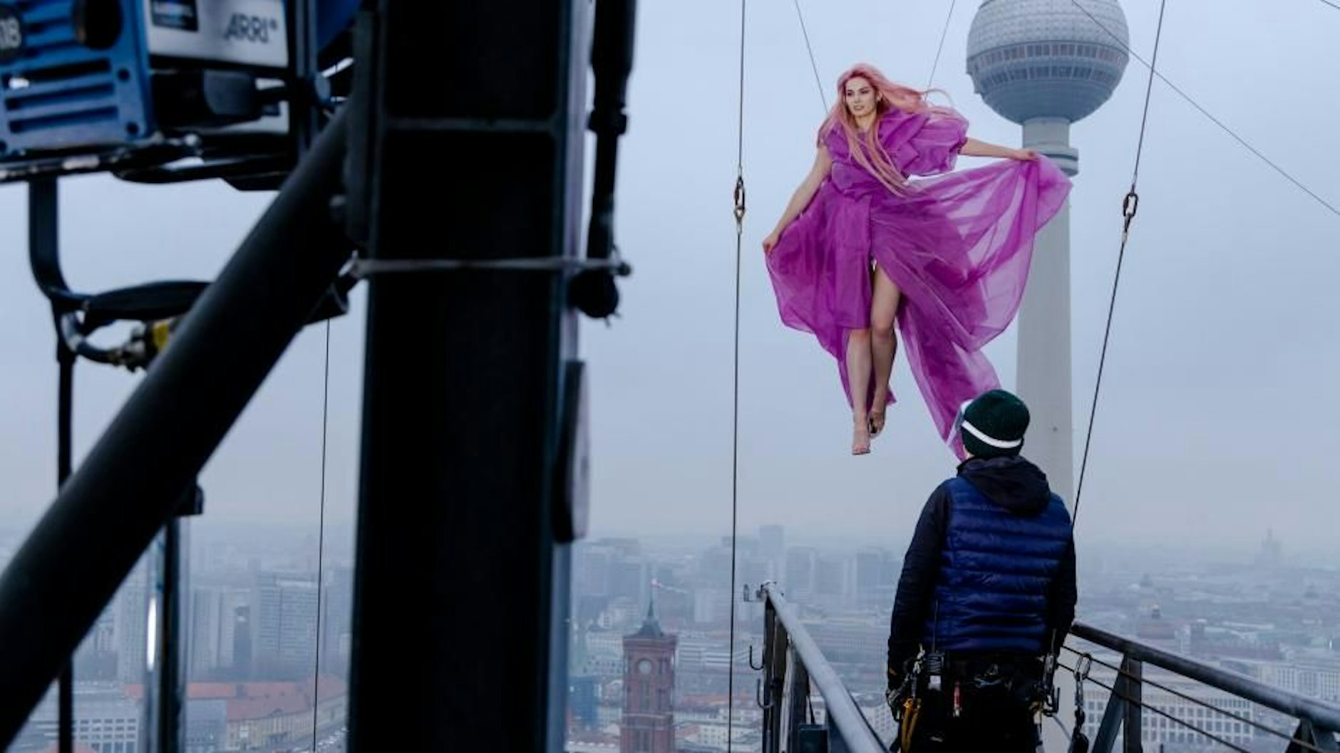 In 122 Meter Höhe posieren die Mädchen für den Fotografen. 