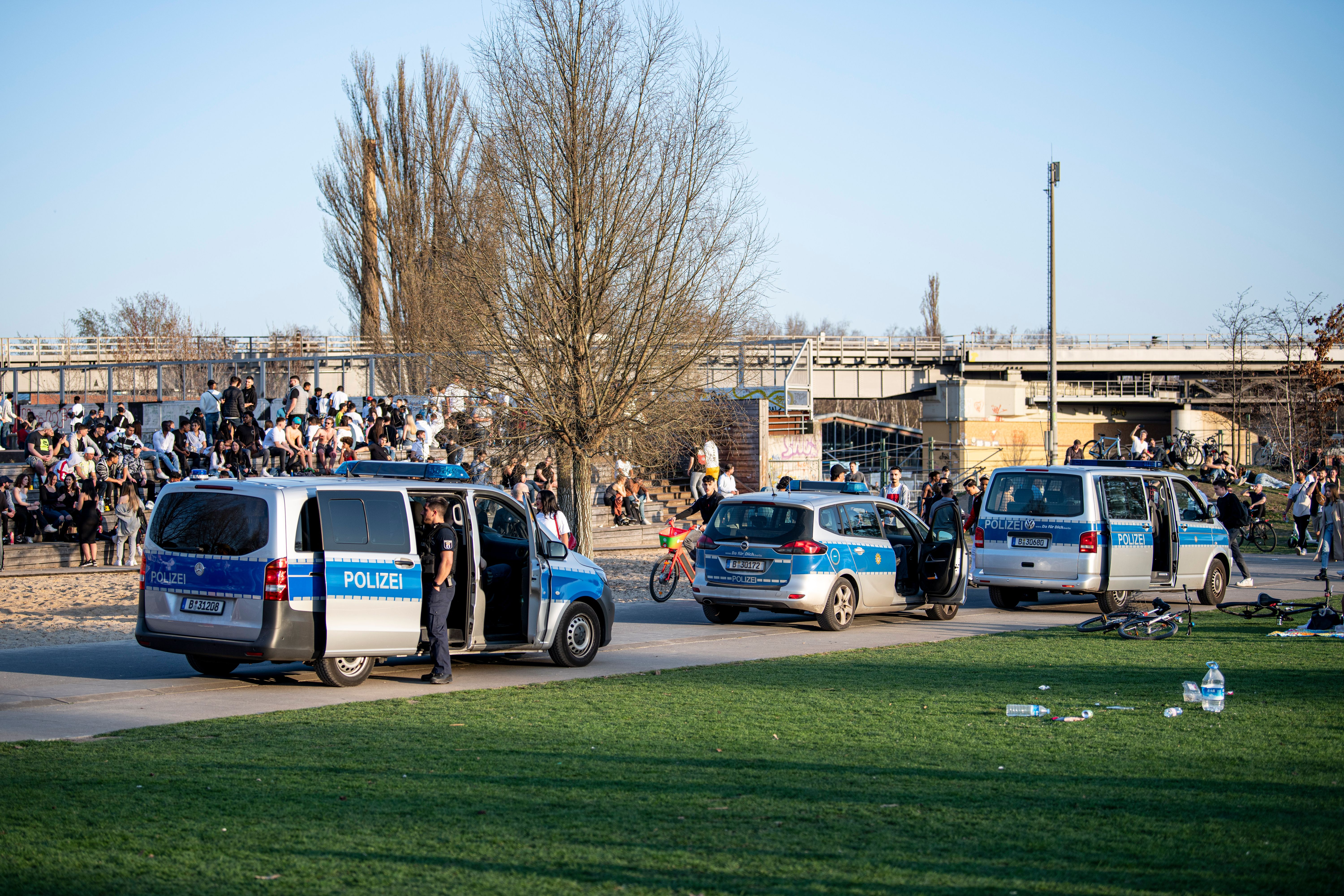 Image - Corona-Kontrollen in Parks: Berliner Polizei mit Flaschen und Steinen beworfen