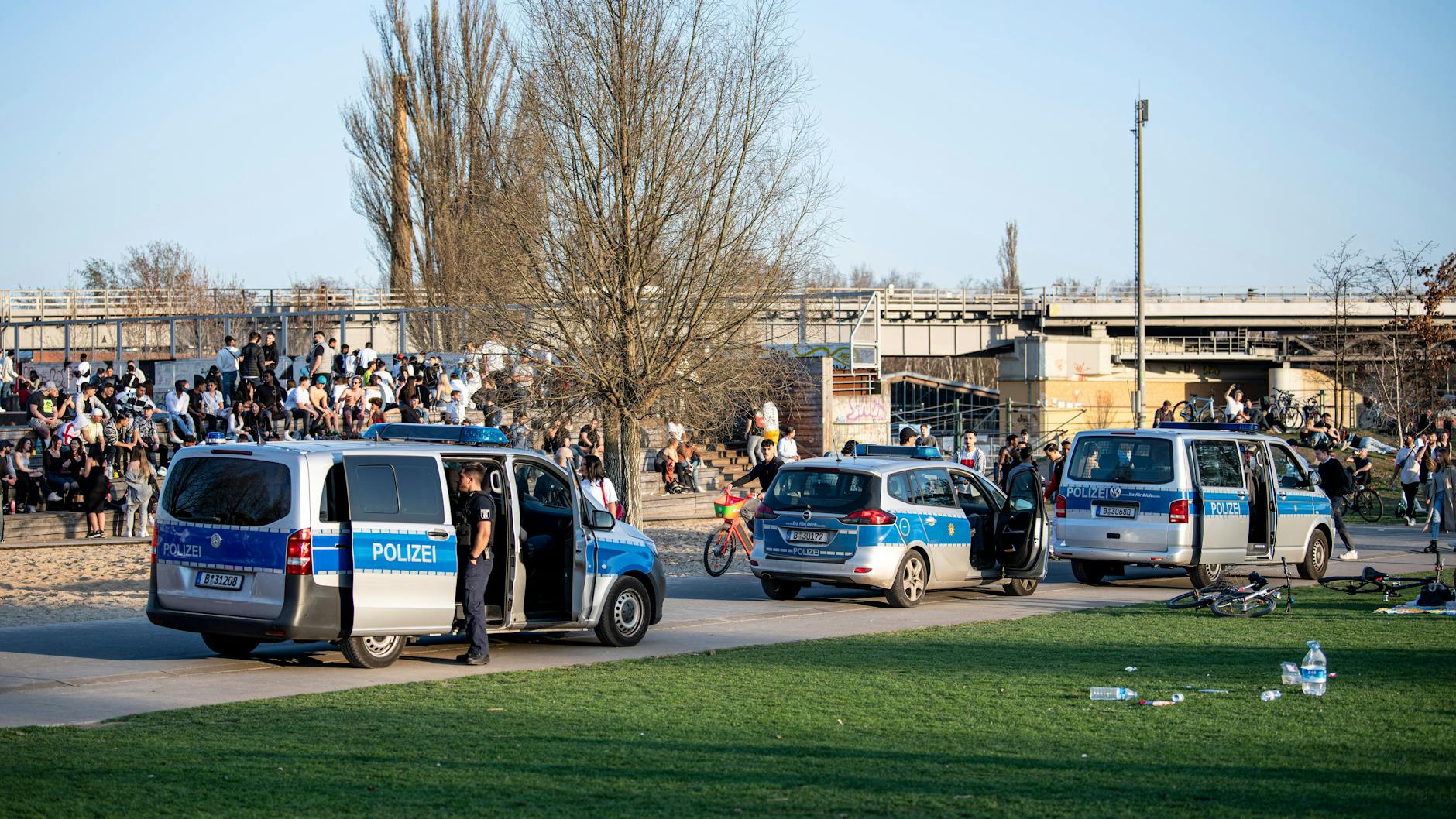 Polizisten lösten am Mittwoch eine Ansammlung von tausenden Menschen im Park am Gleisdreieck auf. Kurz darauf kam es zu Auseinandersetzungen. 