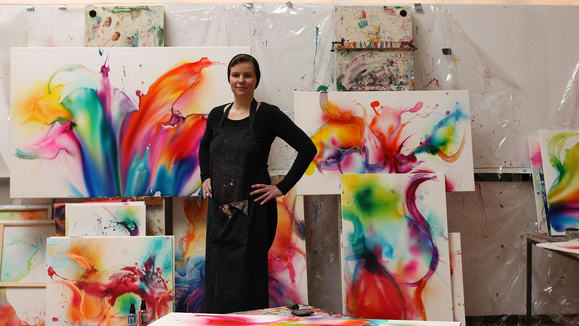 Kunst in der Kapelle. Malerin Miriam Smidt in ihrem Atelier, einer Friedhofskappelle in Wedding.