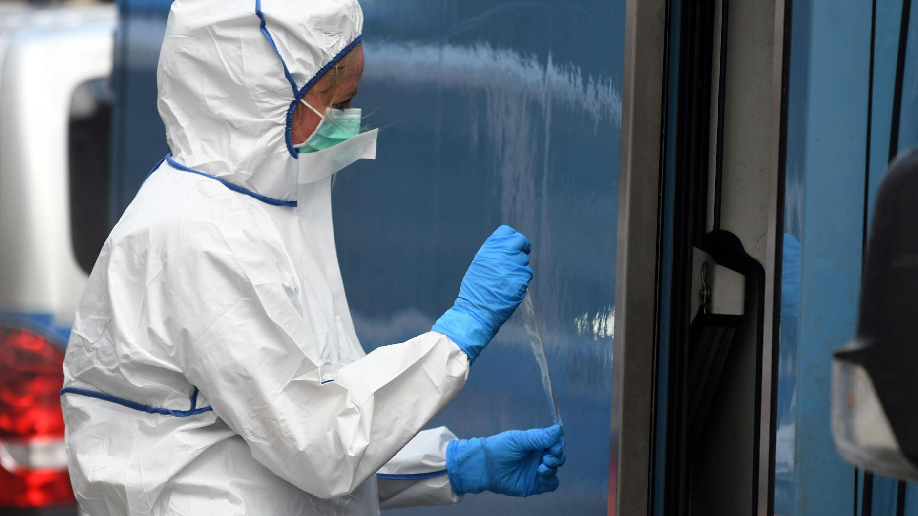 Nach einem Überfall auf einen Geldtransporter sichert eine Mitarbeiterin der Tatortgruppe Spuren an dem Fahrzeug.<br> <br><br>