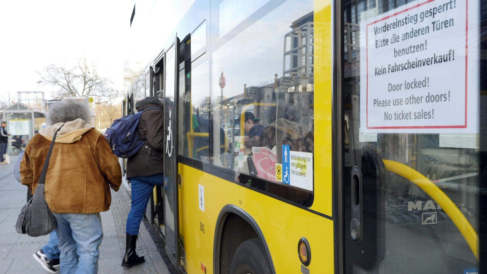 Früher hieß es bei der BVG: vorn einsteigen und Fahrkarte zeigen! Dank Corona ist das nun anders. Seit Mitte März 2020 ist die vordere Tür für Fahrgäste geschlossen.