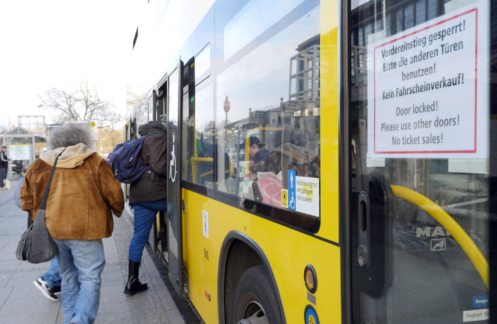 Lasst die Tür zu! Offener Brief warnt Senat vor Corona-Risiko in BVG-Bussen