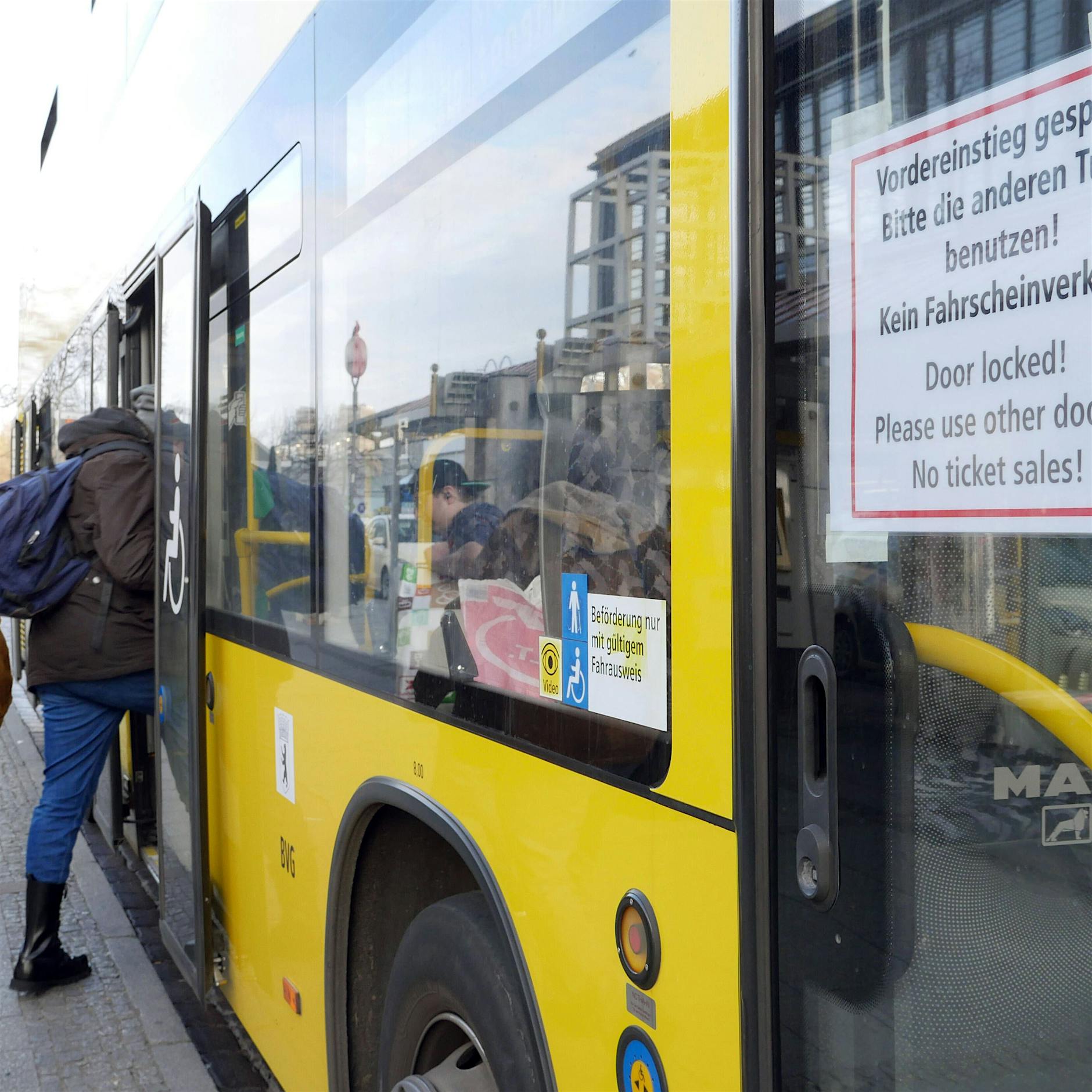 Lasst die Tür zu! Offener Brief warnt Senat vor Corona-Risiko in BVG-Bussen