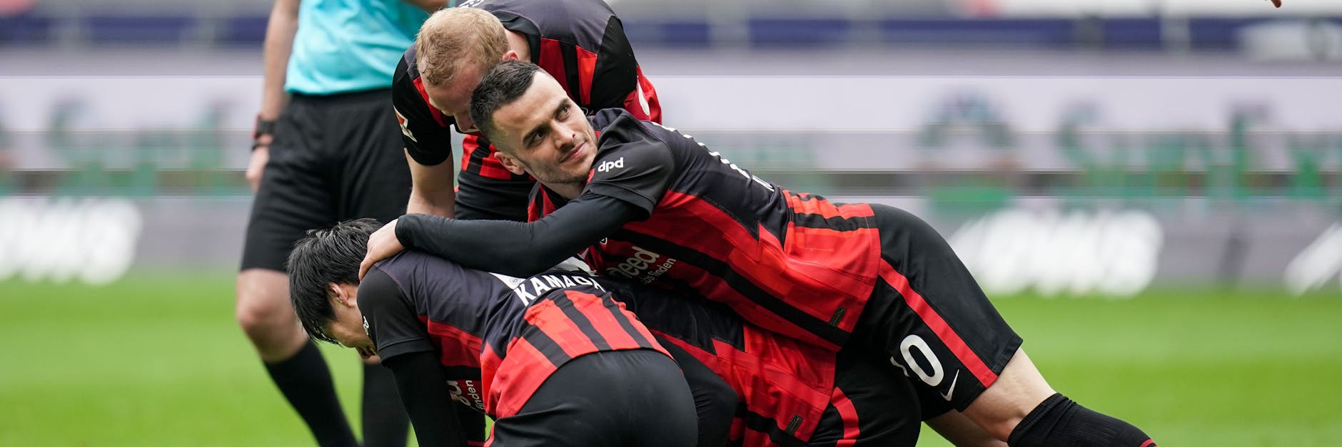 Ein Bild, das am Sonnabend in Frankfurt ,mehrfach zu beobachten war: Jubelnde Eintrachtspieler liegen auf dem Rasen und sich in den Armen. 