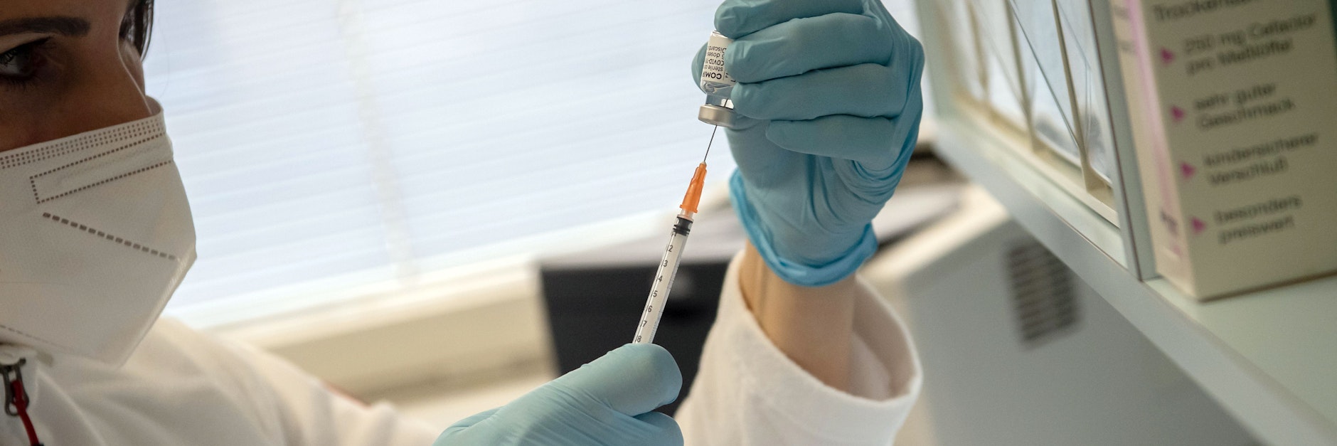 Eine Berliner Hausärztin zieht eine Spritze mit Corona-Impfstoff auf.