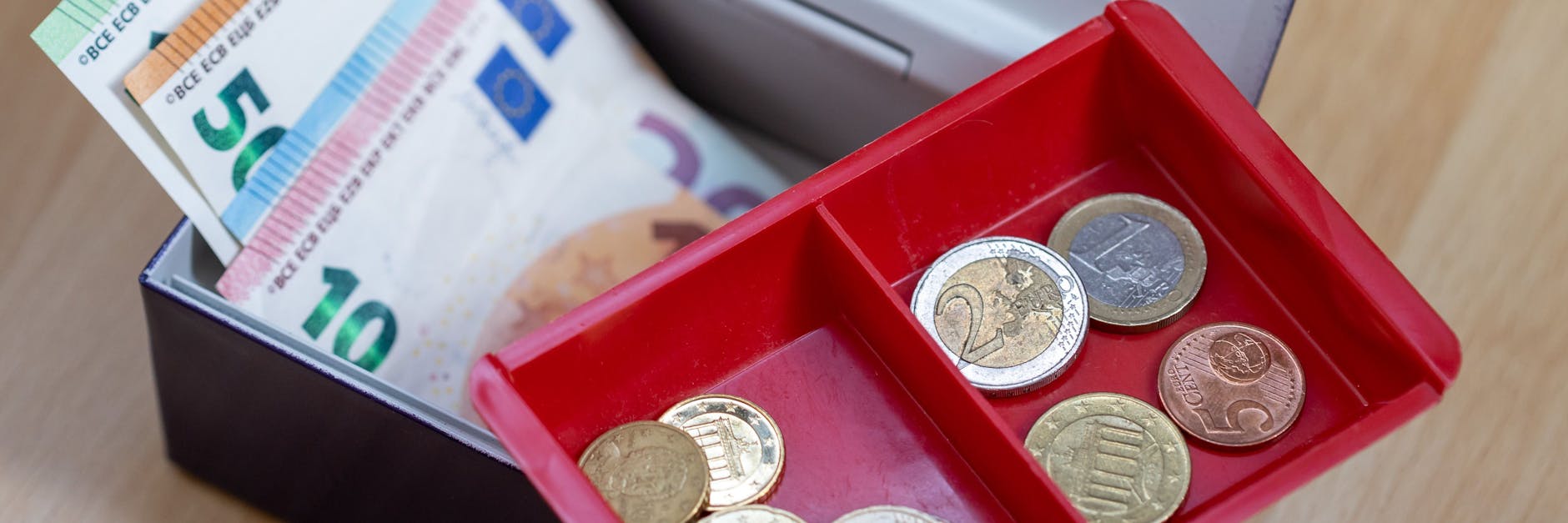 Noch nie sparten die Deutschen so viel Geld: Die Sparquote in Deutschland war 2020 auf dem Rekordhoch von 16,3 Prozent.