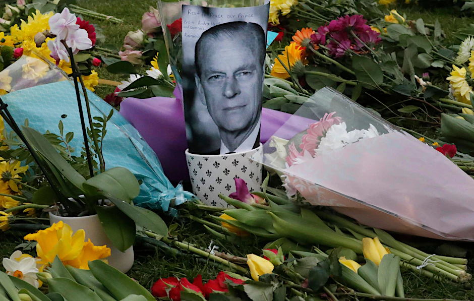 &nbsp;Ein Bild von Prinz Philip ist neben Blumen am Schloss Windsor abgelegt. Der Ehemann der britischen Königin Elizabeth II. ist im Alter von 99 Jahren gestorben.&nbsp;