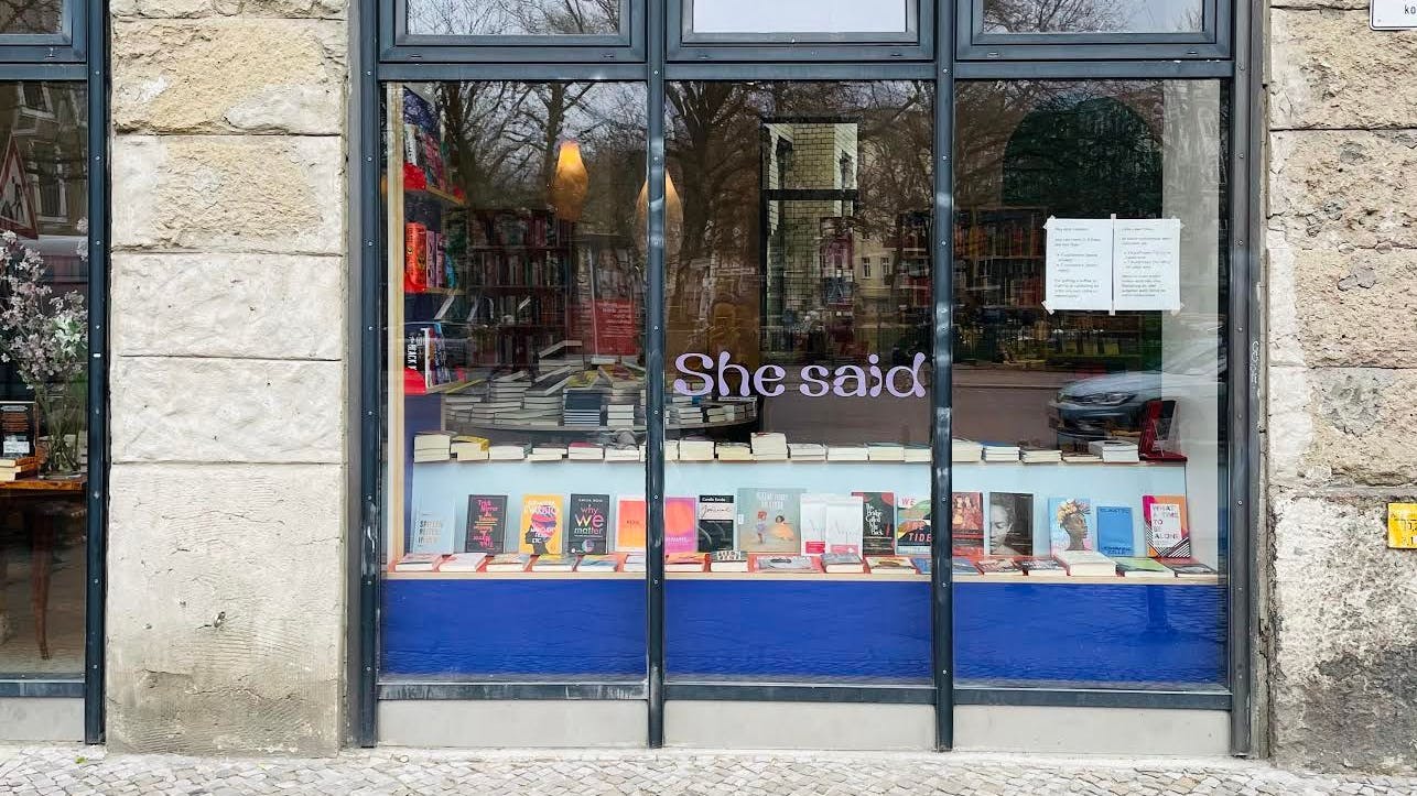 Außenfront der Buchhandlung „She said“, an der sich – unter anderem – eine Debatte über NS-Erbe entzündete.