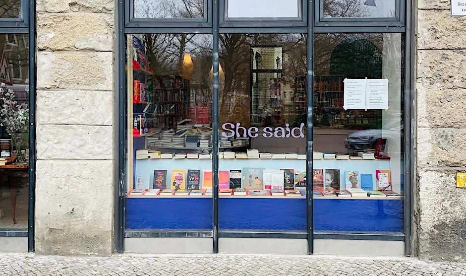 Außenfront der Buchhandlung „She said“, an der sich – unter anderem – eine Debatte über NS-Erbe entzündete.