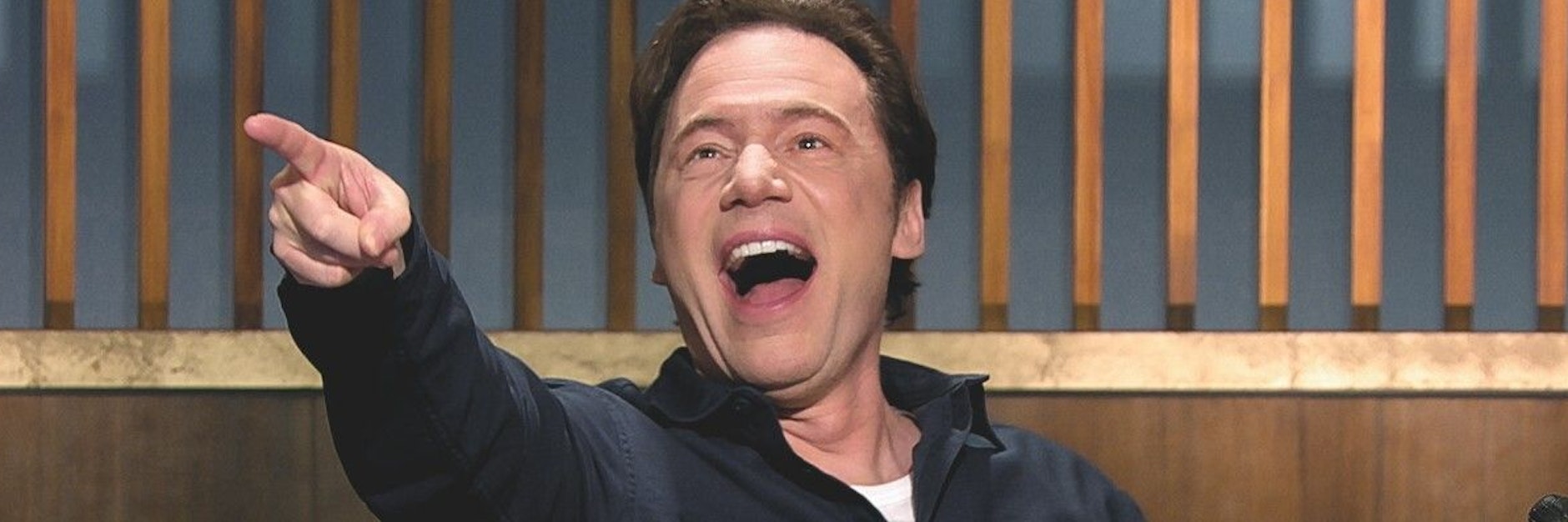 Michael Bully Herbig beobachtet die Kandidaten bei „LOL“ („Last One Laughing“) aus der Schaltzentrale.