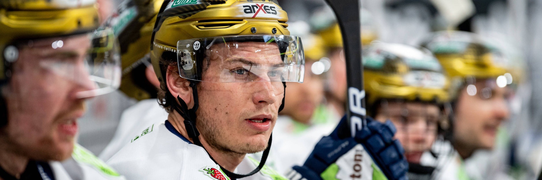 Eisbären-Torjäger Leo Pföderl muss in Schwenningen nach gut einer halben Stunde am Knie verletzt vom Eis. 